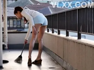 Anh xã đi vắng, vợ yêu ở nhà vào quán bar rồi trả bài với trai lạ vì đam mê