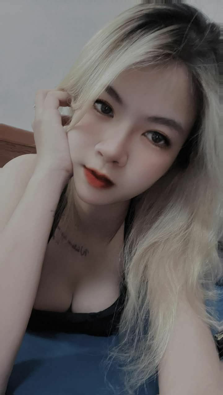 Vừa ngủ dậy là bú lồn em thay bữa sáng luôn